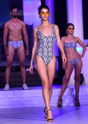 모델들이 9일(현지시간) 스리랑카 콜롬보에서 열린 수영복과 리조트웨어 패션 위크 ‘Swim Week Colombo’ 중 패션 디자이너 달마와르디나의 작품을 선보이고 있다. AFP 연합뉴스