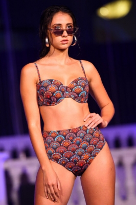 모델이 9일(현지시간) 스리랑카 콜롬보에서 열린 수영복과 리조트웨어 패션 위크 ‘Swim Week Colombo’ 중 패션 디자이너 달마와르디나의 작품을 선보이고 있다. AFP 연합뉴스