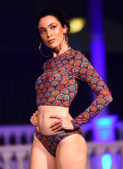 모델이 9일(현지시간) 스리랑카 콜롬보에서 열린 수영복과 리조트웨어 패션 위크 ‘Swim Week Colombo’ 중 패션 디자이너 달마와르디나의 작품을 선보이고 있다. AFP 연합뉴스