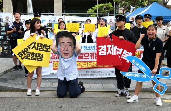 한국 청소년들 앞에 무릎 꿇은 아베