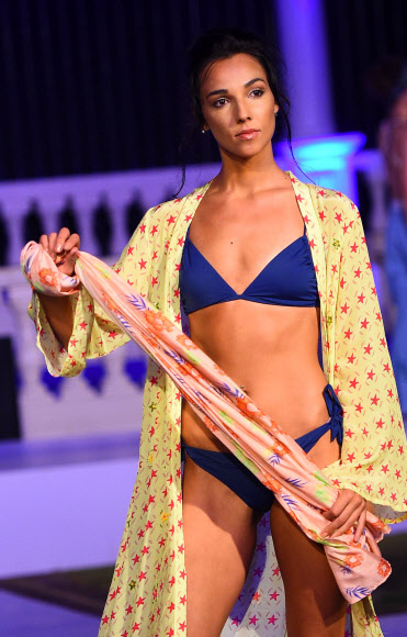 모델이 9일(현지시간) 스리랑카 콜롬보에서 열린 수영복과 리조트웨어 패션 위크 ‘Swim Week Colombo’ 중 패션 디자이너 La Pard의 작품을 선보이고 있다. AFP 연합뉴스