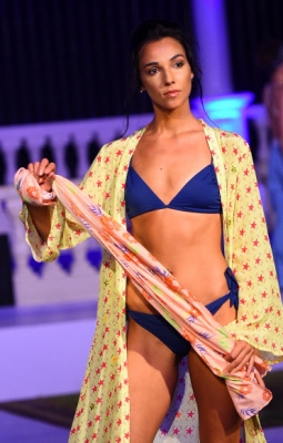 모델이 9일(현지시간) 스리랑카 콜롬보에서 열린 수영복과 리조트웨어 패션 위크 ‘Swim Week Colombo’ 중 패션 디자이너 La Pard의 작품을 선보이고 있다. AFP 연합뉴스