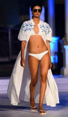 모델이 9일(현지시간) 스리랑카 콜롬보에서 열린 수영복과 리조트웨어 패션 위크 ‘Swim Week Colombo’ 중 패션 디자이너 Pigeon Island의 작품을 선보이고 있다. AFP 연합뉴스