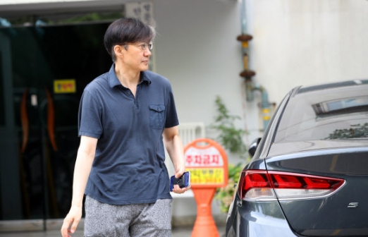 [포토] 편한 차림으로 자택 나서는 조국 법무부장관 후보자