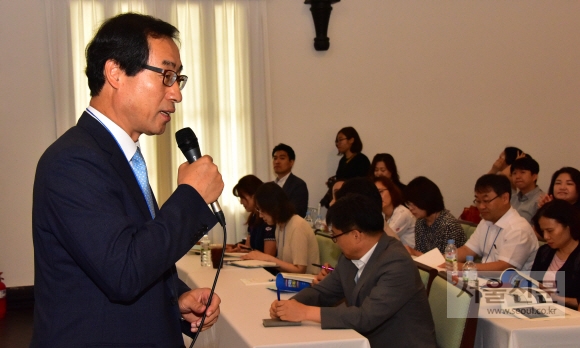 문석진 서울 서대문구청장이 지난 1일 중구 ‘정동1928아트센터’에서 열린 ‘전국 평생학습도시 관계자 워크숍’에서 평생학습이 나아가야 할 방향에 대해 얘기하고 있다. 이종원 선임기자 jongwon@seoul.co.kr