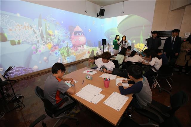 올해 5월 개장한 ‘산마루놀이터’ 개장식 행사에서 아이들이 그림을 그리고 있다.  종로구 제공