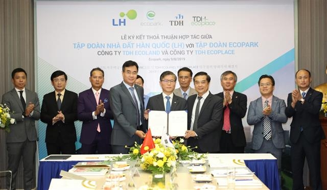 지난 9일 베트남 흥옌성에서 열린 산업단지 조성 및 하노이 코비 사회주택 사업 협약식에서 변창흠(앞줄 가운데) 한국토지주택공사(LH) 사장과 응우옌꽁홍(왼쪽) 에코파크사 부사장, 부이띠엔홍(오른쪽) 에코플레이스사 사장 등이 기념 촬영을 하고 있다. LH 제공