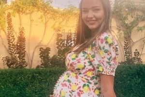 D라인 공개한 미란다 커, 시선 사로잡는 환한 미소 [EN스타]