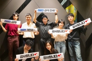 ‘엑시트’, ‘봉오동 전투’ 개봉에도 주말 관객수 1위 “출구 없는 매력”