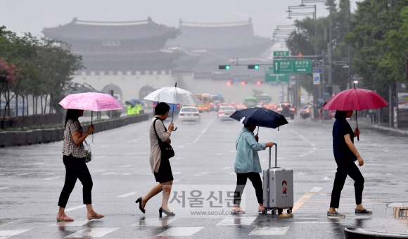 비가 내린 12일 시민들이 우산을 쓴채 출근길을 재촉하고 있다. 2019.8.12 박지환기자 popocar@seoul.co.kr