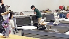 의왕시 중앙도서관에서 개최하는 닥종이 인형전시회. 의왕시 제공 