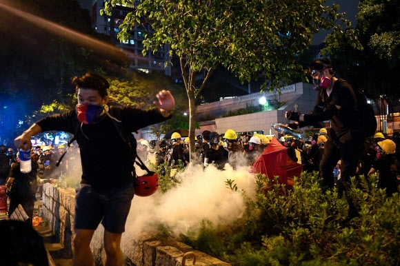 최루탄에 밀려나는 시위대…홍콩 10주째 주말시위