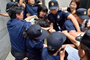 前남편 성욕 탓만 한 고유정… 분노한 시민에 머리채 잡혀