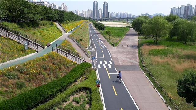 올해 연말까지 서울 영등포구에서 가로등을 설치할 예정인 안양천 신정교과 양평교 사이의 자전거도로 전경. 영등포구 제공