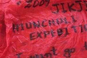 10년 전 히운출리 실종 박종성 대원의 배낭 레인커버도 발견