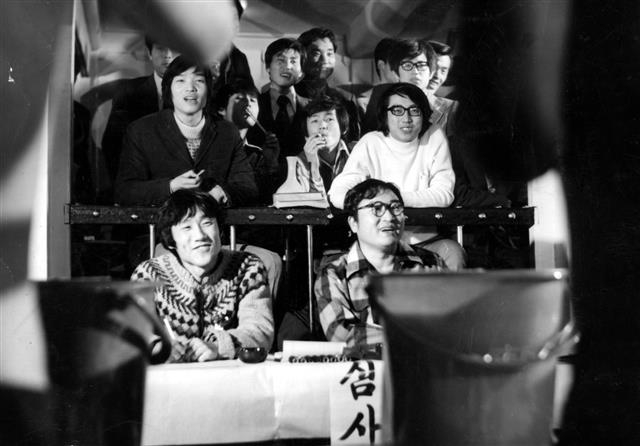 과대항 술마시기 대회 장면. 특별출연한 소설가 최인호(아래 왼쪽)와 코미디언 이기동(오른쪽).