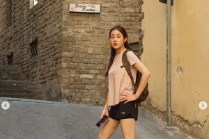 강소라, 피렌체서 포착된 근황 “다리 길이 105cm의 위엄”[en스타]