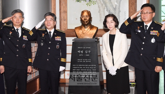 12일 100주년 임시정부 경찰 기념식 참석자들이 서울 서대문구 경찰청사에 세워진 백범 김구 선생의 흉상 앞에서 기념촬영을 하고 있다. 왼쪽 두 번째가 민갑룡 경찰청장, 세 번째가 김구 선생의 손녀인 김미 김구재단 이사장이다. 오장환 기자 5zzang@seoul.co.kr