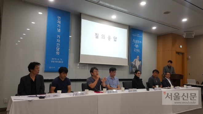 12일 성남시청 율동관에서 열린‘독립운동가 웹툰 프로젝트 연재 기념 기자간담회’에서 천명기 작가가 기자의 질문에 답을 하고 있다. 2019.08.12