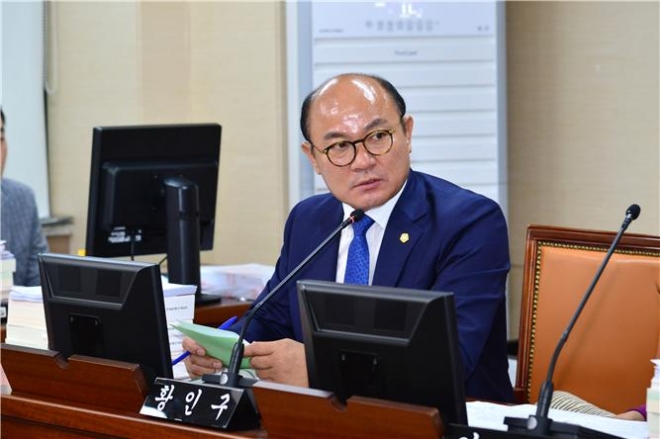 서울시의회 황인구 부위원장이 지난 6월 17일 서울시의회 교육위원회 회의장에서 진행된 ‘제287회 정례회 교육위원회 회의’에서 발언하고 있다.