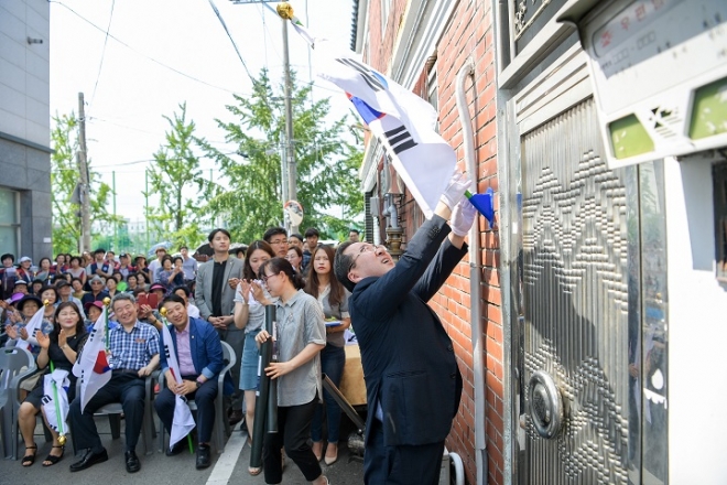 허석 시장이 조곡동 철도마을의 한 세대에 태극기를 달고 있다.