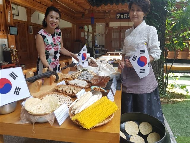 박정남(오른쪽) 안동종가음식교육원장 등이 독립군 밥상 논문 발표 및 복원 시연회를 위해 13일 안동종가음식체험관 예미정에서 독립군 전투식량과 전장음식, 신흥무관학교 생도밥상 복원 작업과 함께 상차림 전시를 연습하고 있다. 예미정 제공