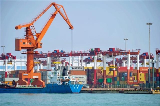 중국 산둥성 동부의 칭다오 항구에서 크레인이 화물을 수송하고 있다. AFP 연합뉴스