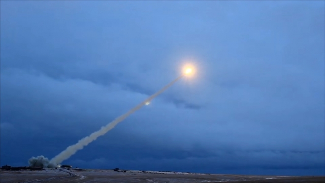 일명 ‘스카이폴’로 불리는 러시아의 신형 핵추진 미사일 ‘9M 730 부레베스트닉’ 발사 장면이라고 알려진 유튜브 영상의 한 장면. 진위 여부는 확인되지 않았다.