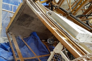 [포토] ‘바닥에 널부러진 파손된’ 승강기 구조물