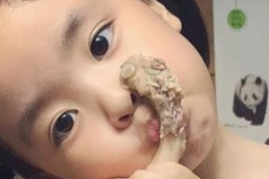 이윤지 딸 라니, 통통한 배 자랑하는 귀여운 먹방 [EN스타]