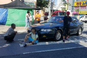 승용차를 번쩍…시민들 힘 모아 차에 깔린 할머니 구조