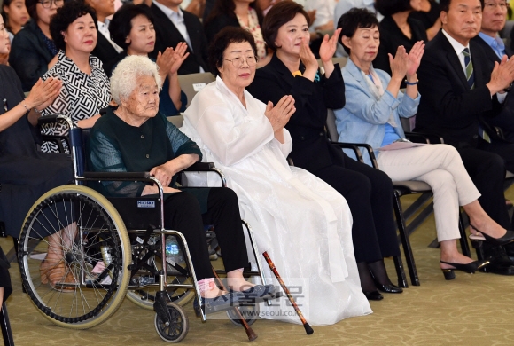 14일 서울 백범기념관에서 열린 위안부 기림의 날에 참석한 위안부 할머니들이 문화공연을 보고 있다.    2019.8.14 박지환기자 popocar@seoul.co.kr