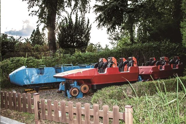 퇴역한 1·2세대 청룡열차가 놀이공원 앞에 전시돼 있다. 우리나라에 처음 도입된 롤러코스터로, 약 28년 동안 운행된 청룡열차는 서울미래유산 무형유산으로 지정돼 있다.