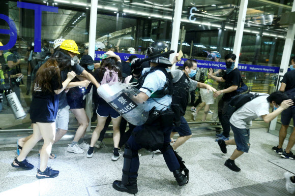 시위대 진압하는 경찰