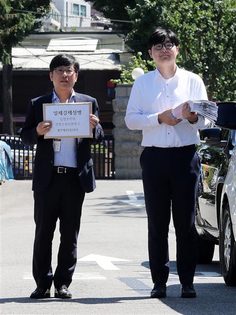 광복절을 하루 앞둔 14일 일제 강제징병 피해자 유족 83명을 대리한 김남기(왼쪽)·조영훈 변호사가 1965년 한일청구권협정과 관련한 입법부작위 헌법소원을 제기하기 위해 서울 종로구 헌법재판소로 들어서고 있다. 유족들은 “정부가 받은 자금을 유족에게 보상하는 내용의 입법을 하지 않는 것은 위헌”이라고 주장했다. 뉴스1