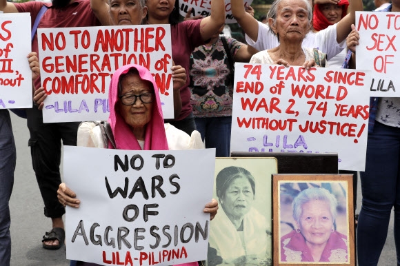 필리핀의 일본군 위안부 피해자인 에스테리타 바스바뇨 디(왼쪽), 나르시사 클라베리아(오른쪽) 할머니도 이날 마닐라의 대통령궁 인근에서 열린 연대 시위에 참여했다. 마닐라 AP 연합뉴스