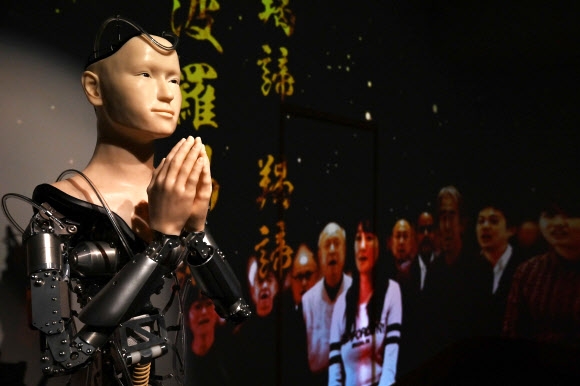 일본 교토의 400년된 사찰 고다이지에 있는 ‘로봇 스님’ 마인다가 합장한 모습. 교통 AFP 연합뉴스