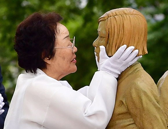 일본군 위안부 피해자 기림의 날인 14일 오후 서울 남산 서울교육청 교육연구정보원 앞(일제 조선신궁 터)에서 열린 ‘일본군 위안부 피해자 기림비’ 동상 제막식에서 위안부 피해자인 이용수 할머니가 동상을 어루만지고 있다. 박지환 기자 popocar@seoul.co.kr