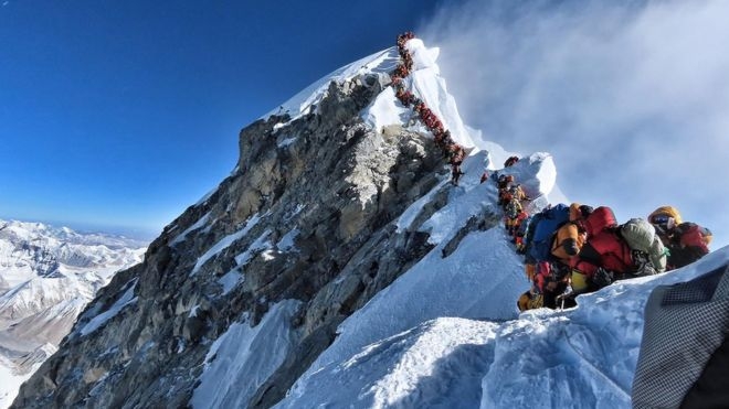 올해 11명의 사망 및 실종자를 낳은 에베레스트 정상 부근 힐러리 스텝에 올려든 등반객들. 적어도 4명이 긴 줄에 대기하다 목숨을 잃은 것으로 파악된다. AFP 자료사진
