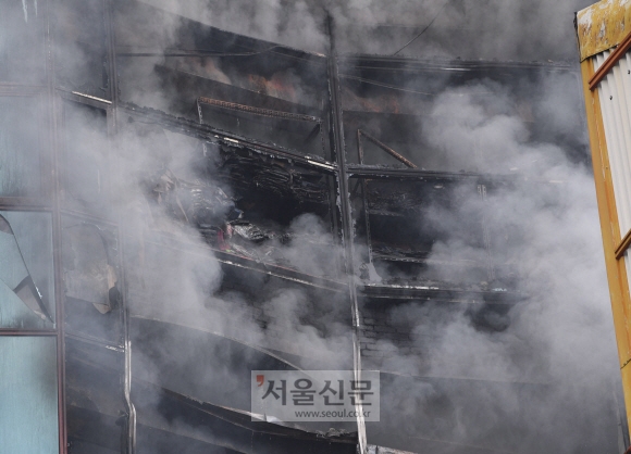 15일 서울 남대문 오피스텔에서 발생한 화재를 소방관이 진압하고 있다. 2019.8.15  박지환기자 popocar@seoul.co.kr
