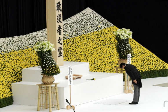 아베 신조 일본 총리가 15일(현지시간) 도쿄도 지요다구에 있는 닛폰부도칸에서 열린 태평양전쟁 종전 74주년 기념행사 ‘전국전몰자추도식’에 참석하고 있다. AP 연합뉴스