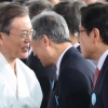 [서울포토] 광복절 경축식서 인사하는 문 대통령과 황교안 대표
