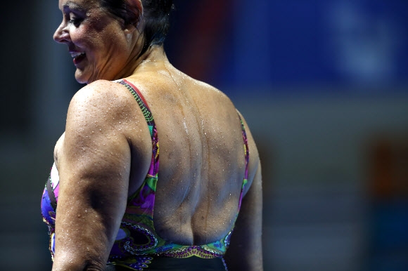 지난 8일 아티스틱수영 70~79세 솔로 경기에 출전한 낸시 웨이먼(미국)이 연기를 마친 뒤 숨을 몰아쉬고 있다. 광주세계마스터즈선수권대회 조직위원회 제공