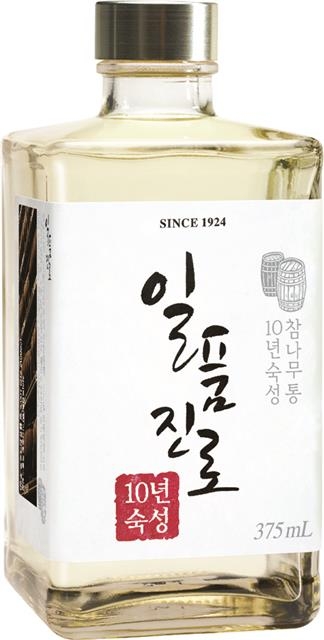 원액이 거의 바닥나 이제는 시중에서 구할 수 없는 일품진로 10년. 일품진로 19년산과 비교 시음한 결과 일품진로 10년은 맑고 부드러웠고, 일품진로 19년산은 오크의 캐릭터가 더 묻어나 소주와 위스키의 장점을 합쳐 놓은 밸런스가 인상적이었다.  서울신문 DB