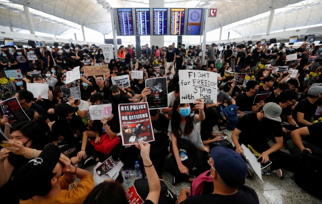 ‘범죄인 인도 법안’(송환법)에 반대하는 홍콩 시위대가 12일 홍콩 국제공항 출국장에 모여 시위를 벌이고 있다. 이날 수천 명의 시위대가 홍콩 국제공항을 점령한 채 연좌시위를 벌이는 바람에 여객기 운항이 전면 중단됐다. AP 연합뉴스