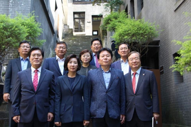 광복절 중국 충칭 찾은 한국당 원내지도부