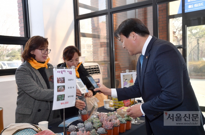 임병택 시장이 모바일화폐 시루를 가맹점에서 시연하고 있다. 시흥시 제공
