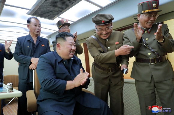 북한, 또 ‘새무기’ 시험사격… 박수치는 김정은