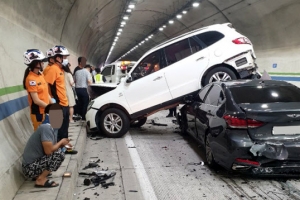 [포토] ‘차 위에 차가…’ 여수 취적터널 추돌 사고 현장