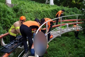 [포토] 놀이공원 아르바이트생, 롤러코스터 선로 추락